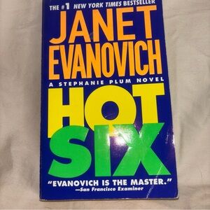 🌟 SOLD ⭐️ 2/$8 Hot Six by Janet Evanovich Paperback